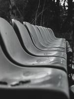 fila de assentos vazios em um local de evento foto