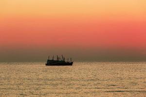 barco de pesca ao pôr do sol foto