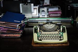 máquina de escrever vintage e arquivo antigo foto