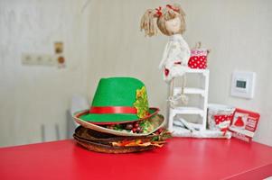chapéus de carnaval infantil no escritório da costureira. foto
