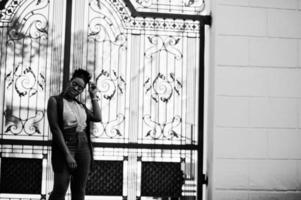 garota afro-americana posou contra portões de stell ao ar livre. foto
