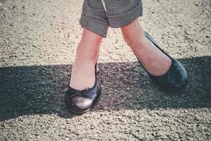 mulher na moda usando elegantes sapatos de couro preto foto