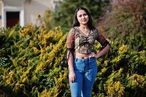 menina bonita modelo latino do equador vestir jeans posou na rua. foto