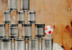 latas atirar em um parque de diversões foto