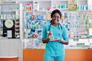 farmacêutico americano africano trabalhando em drogaria na farmácia hospitalar. saúde africana. foto