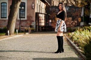 menina bonita modelo latino do Equador usar tops pretos e saia posada na rua. foto