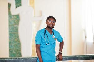 médico africano profissional no hospital. negócios de saúde médica e serviço médico da áfrica. foto