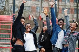 jovens amigos africanos da geração do milênio no ginásio ao ar livre. negros felizes se divertindo juntos. conceito de amizade de geração z. foto