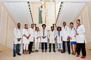 grupo de estudantes de médicos africanos dentro da universidade médica. foto