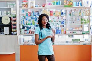 farmacêutico americano africano trabalhando em drogaria na farmácia hospitalar. saúde africana. foto