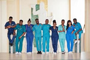 grupo de estudantes de medicina africanos na faculdade. foto