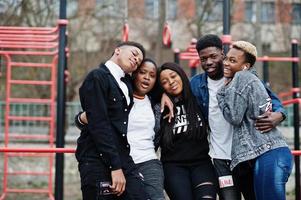 jovens amigos africanos da geração do milênio no ginásio ao ar livre. negros felizes se divertindo juntos. conceito de amizade de geração z. foto