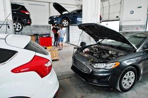 tema de reparação e manutenção de automóveis. carros em auto serviço. foto