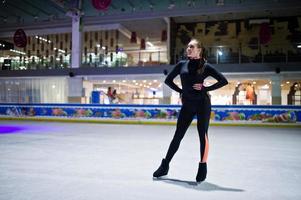 mulher patinadora artística no rinque de patinação no gelo. foto