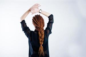 sessão de estúdio da garota de volta com dreads em fundo branco. foto