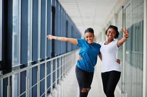 duas amigas africanas em t-shirts posaram juntas no interior. foto