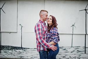 casal elegante usa camisa quadriculada apaixonada juntos. foto