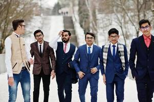 grupo de seis empresário indiano de terno posou ao ar livre em dia de inverno na europa. foto