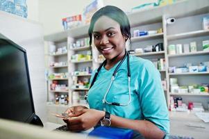 caixa de farmacêutico americano africano trabalhando em drogaria na farmácia hospitalar. saúde africana.