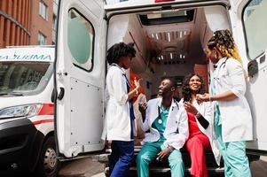 grupo de médicos de equipe de emergência de ambulância paramédica africana. foto