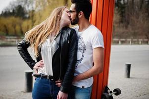 legal casal multirracial posando e beijando juntos no amor. foto