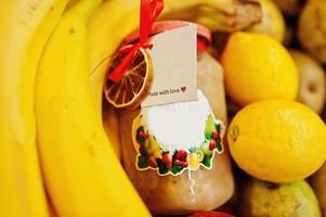 pote caseiro com bananas na prateleira de um supermercado ou mercearia. feito com amor. foto