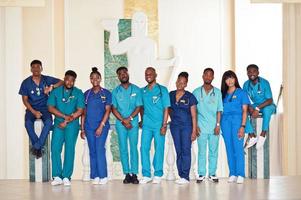 grupo de estudantes de medicina africanos na faculdade. foto
