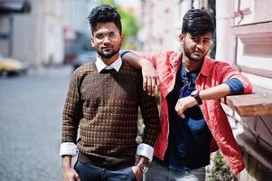 modelo de fritos de dois jovem indiano elegante posando na rua. foto