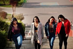 grupo de quatro meninas latinas felizes e bonitas do Equador posou na rua. foto