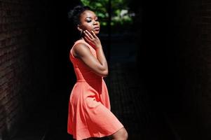 elegante mulher afro-americana posou no arco de tonnel em dia ensolarado. foto