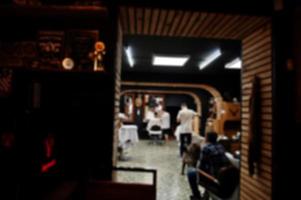 foto blured do interior e cadeiras na barbearia. alma de barbeiro.