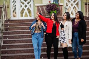 grupo de quatro meninas latinas felizes e bonitas do Equador posou na rua. foto