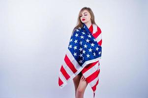 linda garota com bandeira americana dos EUA isolada no fundo branco. foto