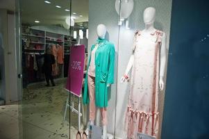 manequins na loja de roupas coloridas femininas nova boutique moderna com placa de venda de 20 por cento. foto