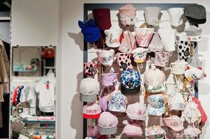 luxo e moda novo interior da loja de roupas de chapéus e bonés infantis. foto