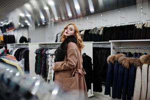 elegância loira com casaco de pele na loja de casacos de pele e jaquetas de couro. foto