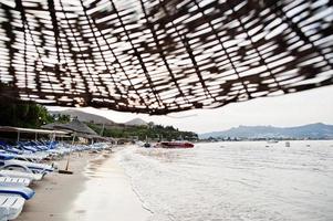 praia vazia em bodrum, turquia. céu azul, areia branca, um lugar de férias de sonho para relaxar, mergulhar e descansar. foto