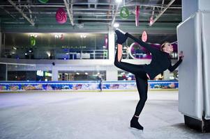 mulher patinadora artística no rinque de patinação no gelo. foto