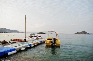 barco a motor amarelo em um mar azul calmo de bodrum, turquia. foto