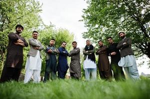 grupo de homem paquistanês vestindo roupas tradicionais salwar kameez ou kurta. foto