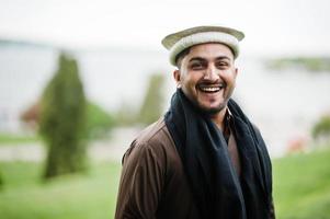 homem paquistanês pathan usa roupas tradicionais. foto