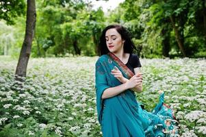 retrato de linda garota brumette indiana ou modelo de mulher hindu. Traje indiano tradicional lehenga choli. foto