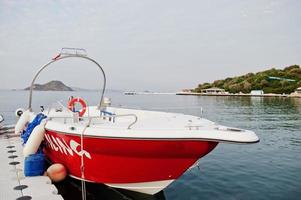 barco de parapente vermelho em um mar azul calmo de bodrum, turquia. foto