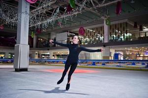 mulher patinadora artística no rinque de patinação no gelo. foto