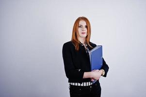 retrato de uma empresária ruiva vestindo blusa listrada e uma jaqueta com uma pasta azul. foto