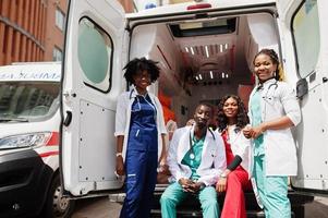 grupo de médicos de equipe de emergência de ambulância paramédica africana. foto