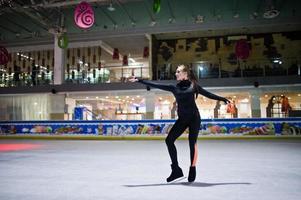 mulher patinadora artística no rinque de patinação no gelo. foto