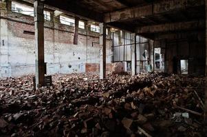 interior industrial de uma antiga fábrica abandonada. foto