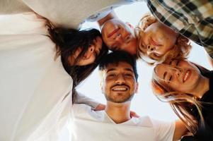 jovem grupo multiétnico de pessoas no cinema ao ar livre. foto