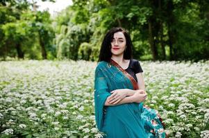 retrato de linda garota brumette indiana ou modelo de mulher hindu. Traje indiano tradicional lehenga choli. foto